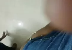 Una xxx audio latino mujer negra se sienta en la polla de un hombre blanco y se masturba con los pies.