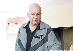Chicos, un agente de bienes raíces negro con una gorra calva por una buena cantidad videos caseros latinos gratis de dinero.
