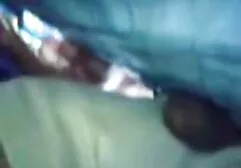 El chico tiró de la falda de ella y su esposo. porno videos en español latino