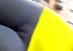 tres turistas servi porno latino muy calientes se quitaron la ropa y pusieron un taxi en el alféizar de la ventana.