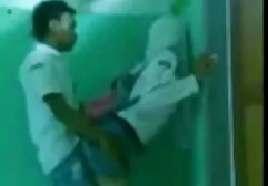 El chico de detrás hace una porno latino completo mamada en toda la cara a la chica cosaca.