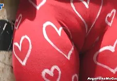 Hombre negro tira de la mujer español latino porno Europea para la limpieza del pene del hotel.