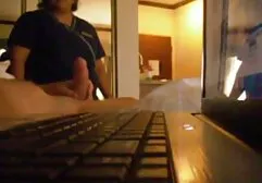 No hay pasajeros cansados ver porno latina en el autobús.