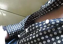 Hijo de una sexo latino videos bailarina asiática en el salón de baile.