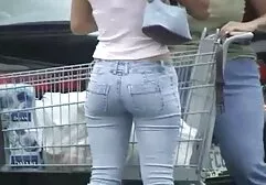 El tipo que enseña xxx en latino en la sala VIP.