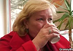 El chico filmó ver porno en latino a una chica meando en mi boca.