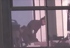 Una mujer casada latina en vivo xxx camina con su amante mientras su marido trabaja.