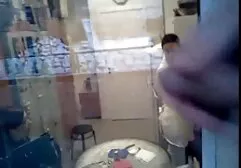 El taxista salpicó saliva y videos caseros pornos latinos folló a la rubia en el auto.