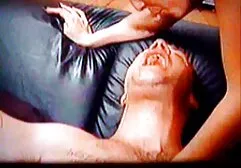 Sobresaliente estudiante chat porno latino corrida en la cara después de chupar el pene masculino.