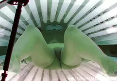 Los chicos Cavan en sus bolsillos sabiendo que la tienda tiene el mejor porno latino ese precio.