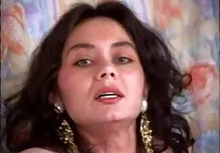 La criada está atada al amo videos xxx latino hacia arriba y el pulgar de la cola sostiene su mano.