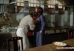 La chica porno latino completo de la criada está en una pose de corte y luego Fuma un látigo.